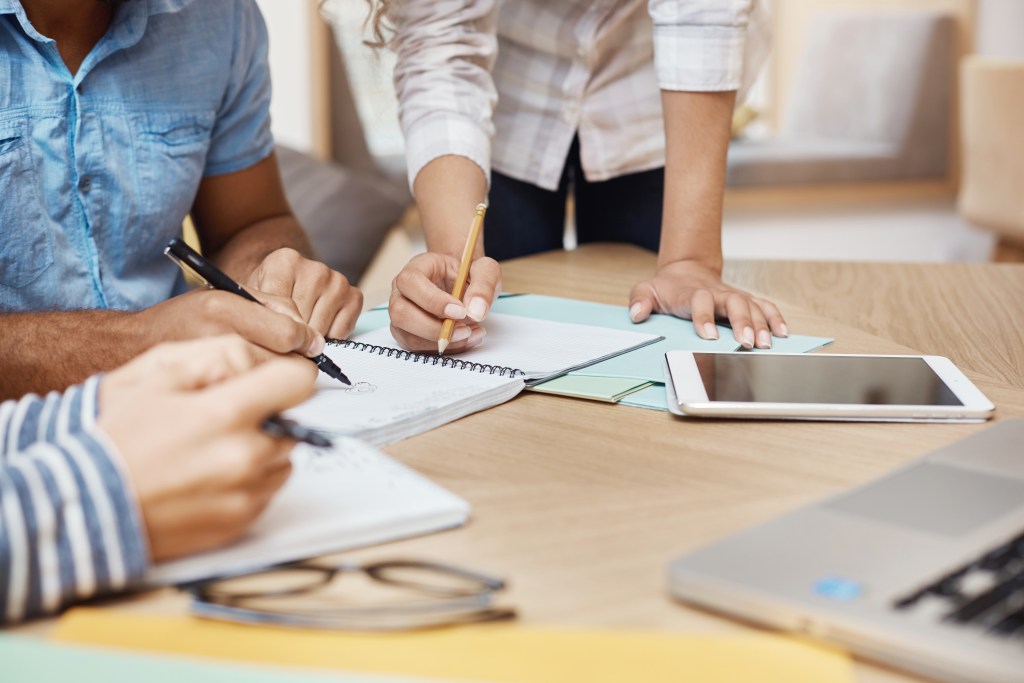 Equipo de trabajo en espacio de coworking colaborando en proyecto