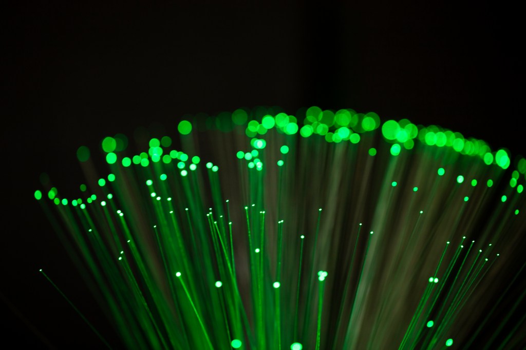 Fibra óptica iluminada, símbolo de digitalización empresarial e inteligencia artificial